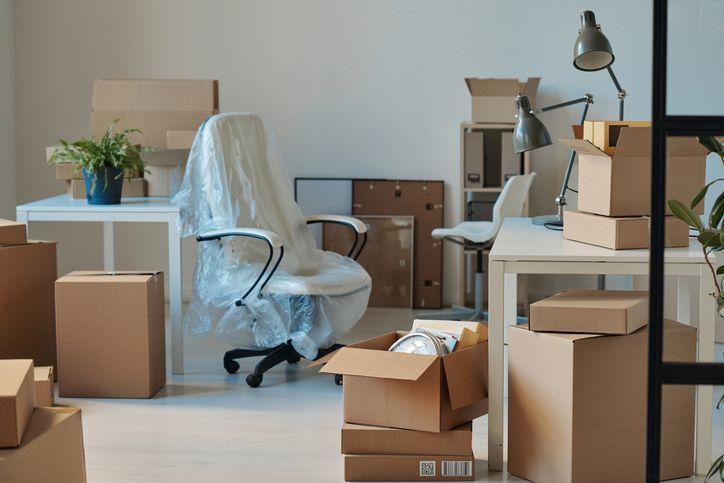 Packing office equipment according to a checklist