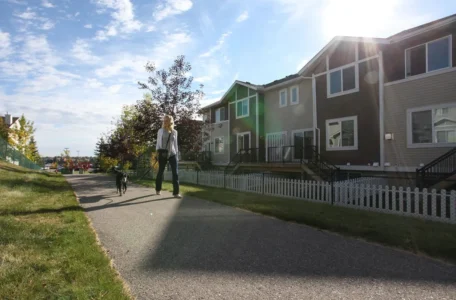 The Most Popular Chestermere Neighbourhoods for Newcomers: Where to Buy or Rent a Home